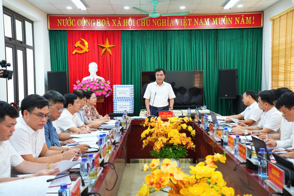 Đồng chí Lê Hồng Trung, Tỉnh uỷ viên, Giám đốc Sở Y tế phát biểu tại buổi làm việc