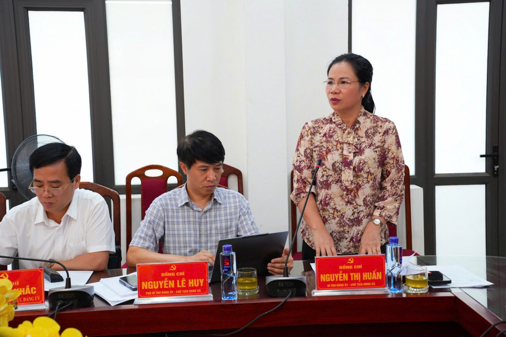 Đồng chí Nguyễn Thị Huấn, Bí thư Đảng ủy, Chủ tịch HĐND xã Nguyệt Đức báo cáo tình hình hoạt động sau sáp nhập.