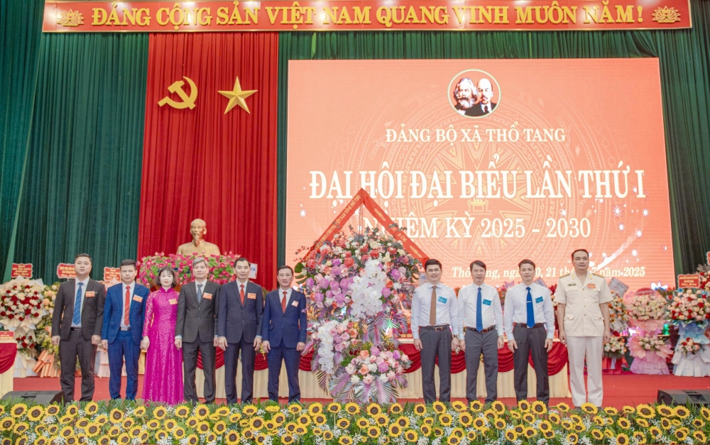 Các đồng chí đại biểu tặng hoa chúc mừng Đại hội