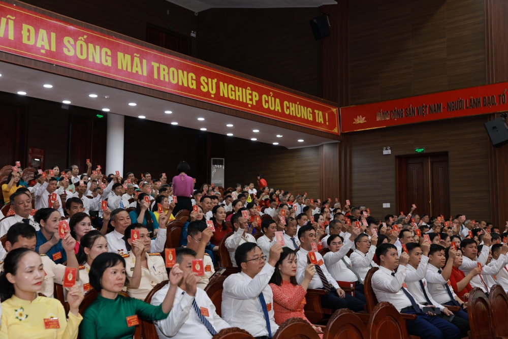 Các đại biểu tham gia đại hội biểu quyết nhất trí tán thành các nội dung Đại hội