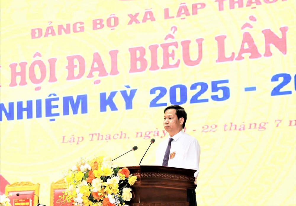 Đồng chí Lê Quang Nghiệp, Bí thư Đảng ủy, Chủ tịch HĐND xã Lập Thạch phát biểu tại đại hội