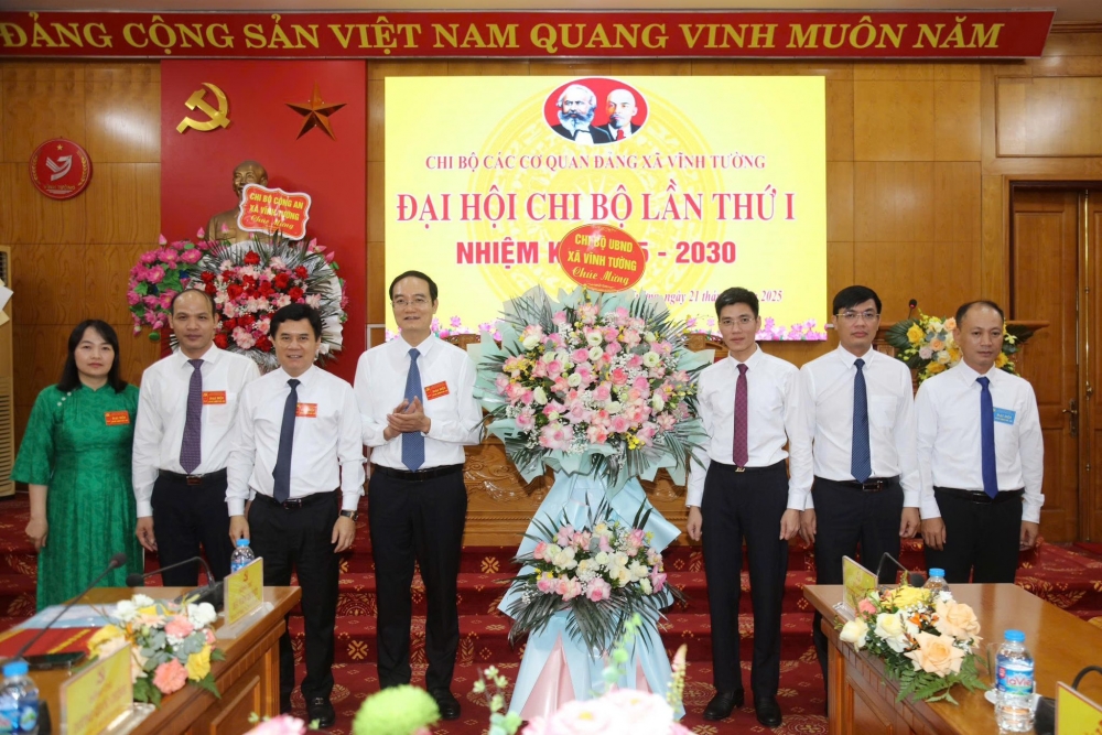 Đồng chí Nguyễn Phương Nam, Phó Bí thư Đảng uỷ, Chủ tịch UBND xã tặng hoa chúc mừng Đại hội