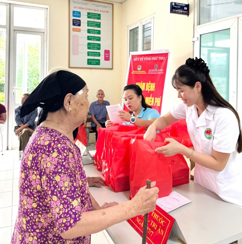 Phát quà cho người có công