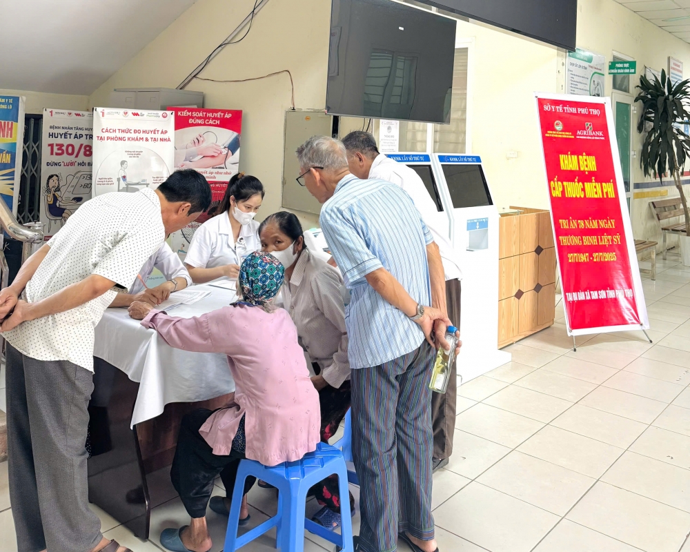 Trung tâm Y tế Khu vực Sông Lô khám chữa bệnh cho thân nhân gia đình chính sách