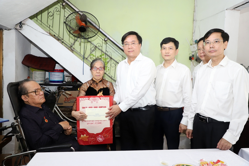 Chủ tịch UBND tỉnh Trần Duy Đông thăm, tặng quà bệnh binh Đặng Thanh Hùng ở tổ dân phố Vĩnh Thịnh 3, phường Vĩnh Yên