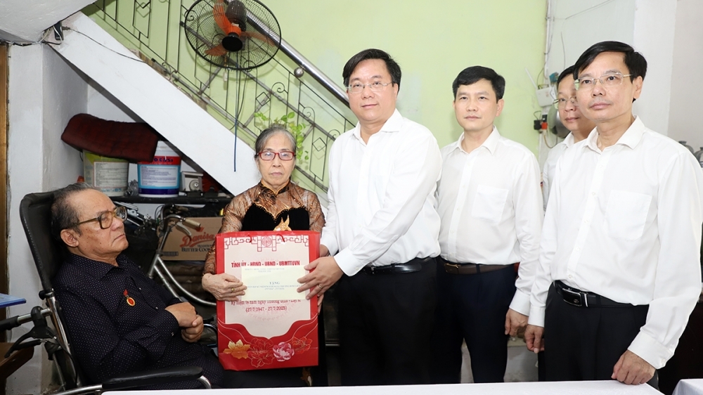 Chủ tịch UBND tỉnh Phú Thọ thăm, tặng quà các gia đình chính sách tại phường Vĩnh Yên