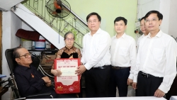 chu tich ubnd tinh phu tho tham tang qua cac gia dinh chinh sach tai phuong vinh yen