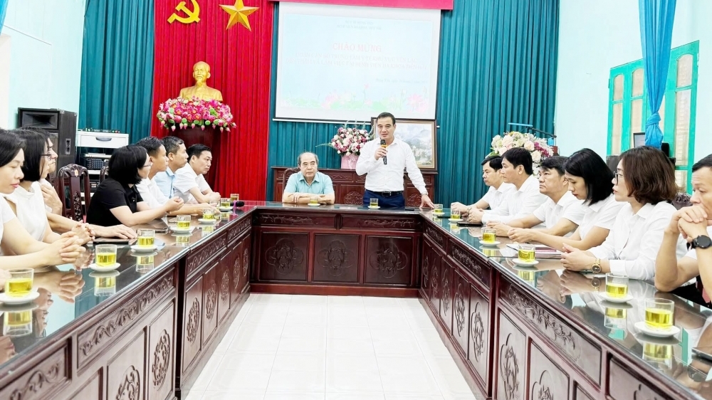 Cán bộ y tế TTYT Khu vực Yên Lạc trao đổi kinh nghiệm tại Bệnh viện Đa khoa Tiền Hải