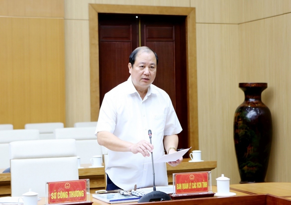 Trưởng Ban Quản lý các Khu công nghiệp tỉnh Hoàng Long Biên báo cáo tình hình triển khai thực hiện các khu công nghiệp trên địa bàn tỉnh