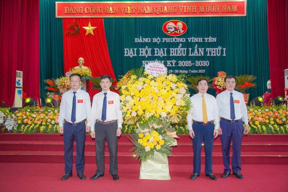 Đồng chí Bùi Huy Vĩnh, Phó Bí thư Tỉnh ủy Phú Thọ tặng hoa chúc mừng đại hội