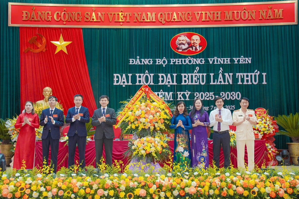 Đồng chí Bùi Thị Thu Hằng , Ủy viên Ban Thường vụ Tỉnh ủy, Phó Chủ tịch Ủy ban Mặt trận Tổ quốc Việt Nam tỉnh Phú Thọ tặng hoa chúc mừng đại hội