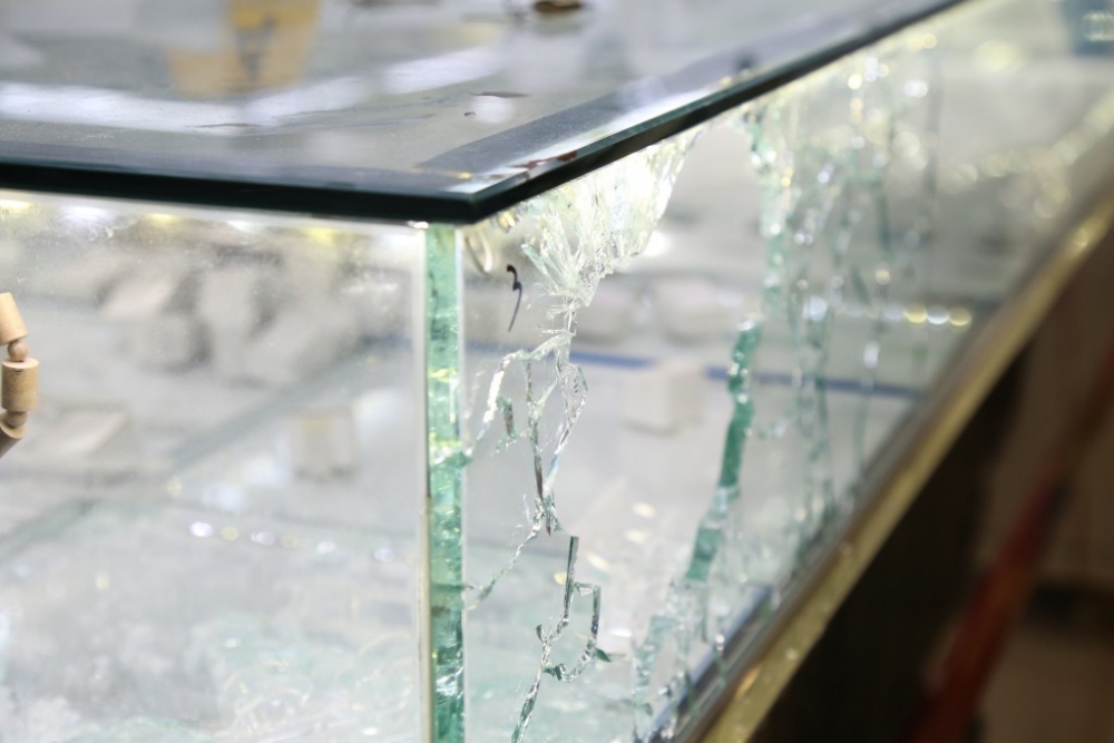 Một tiệm vàng bị đập tủ kính (Ảnh: CTV)