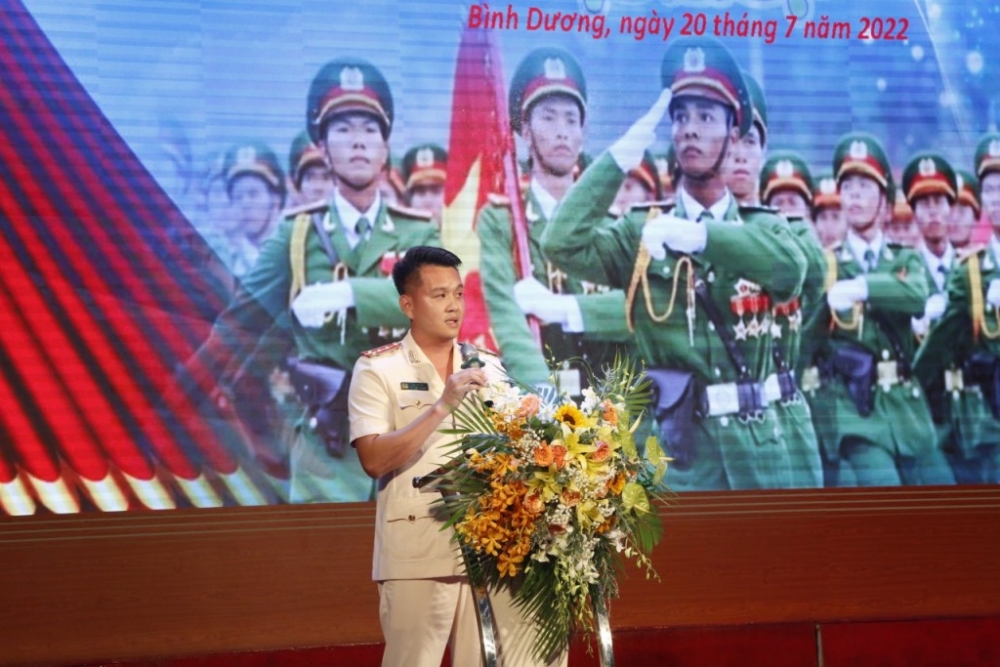 Đại úy Võ Văn Sơn, Phó Trưởng phòng Cảnh sát hình sự CA tỉnh Bình Dương trong phần giao lưu tại buổi lễ gặp mặt ngày truyền thống 60 năm của lực lượng CSND
