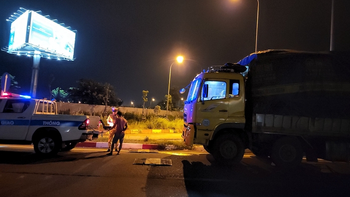 Công an tỉnh Vĩnh Phúc trắng đêm "đấu tranh" xử lý xe quá tải trọng, cơi nới thành thùng xe