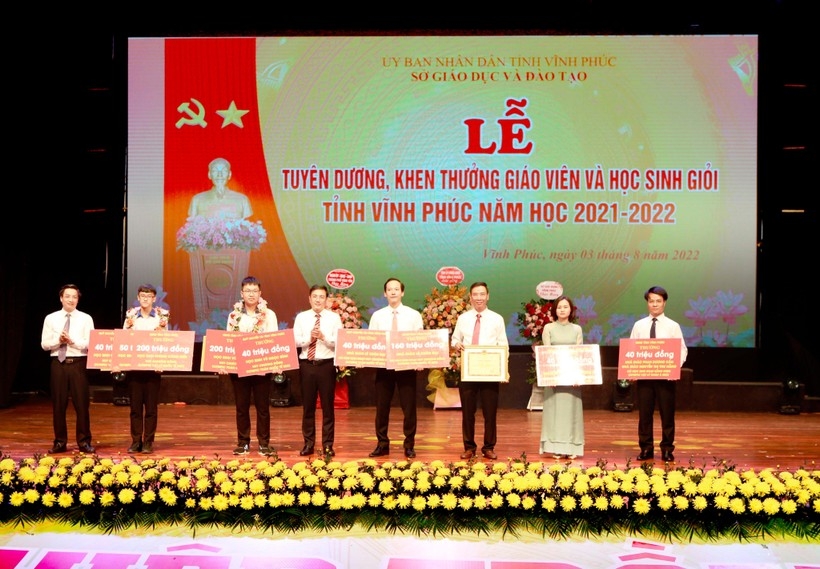 Phó Chủ tịch Thường trực UBND tỉnh Vũ Việt Văn; Giám đốc Sở GDĐT Nguyễn Văn Huyến trao Bằng khen, tiền thưởng của Chủ tịch UBND tỉnh, Quỹ khuyến tài cho cán bộ quản lý, giáo viên, học sinh đạt thành tích xuất sắc tại cuộc thi Olympic quốc tế, khu vực năm 2022.