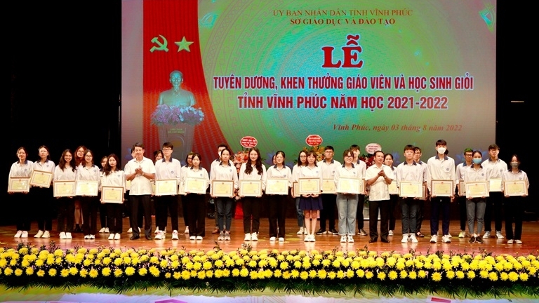 Vĩnh Phúc: Trao thưởng gần 1,3 tỷ đồng cho giáo viên, học sinh có thành tích xuất sắc năm học 2021-2022