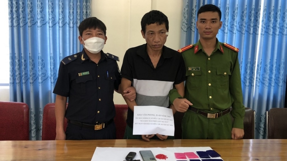 Nghệ An: Bắt giữ đối tượng mua bán hàng nghìn viên ma túy, mang theo súng