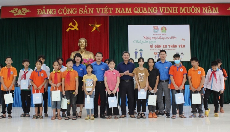 Đại diện Tỉnh Đoàn và các đại biểu trao tặng 20 túi an sinh cho các thiếu nhi có hoàn cảnh khó khăn của xã Hướng Đạo. Ảnh: Kim Ly