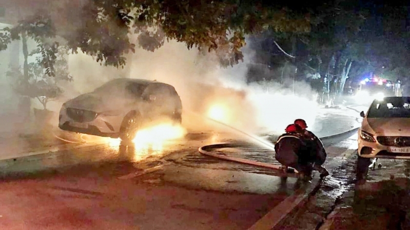 Lào Cai: Hai xe ô tô con đỗ trước cửa nhà dân bỗng nhiên bốc cháy ngùn ngụt