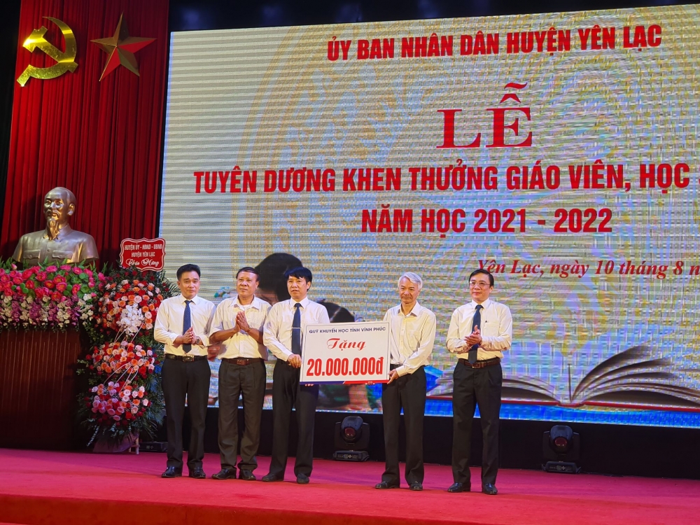 Trao quỹ khuyến học 20 triệu đồng cho ngành giáo dục huyện Yên Lạc