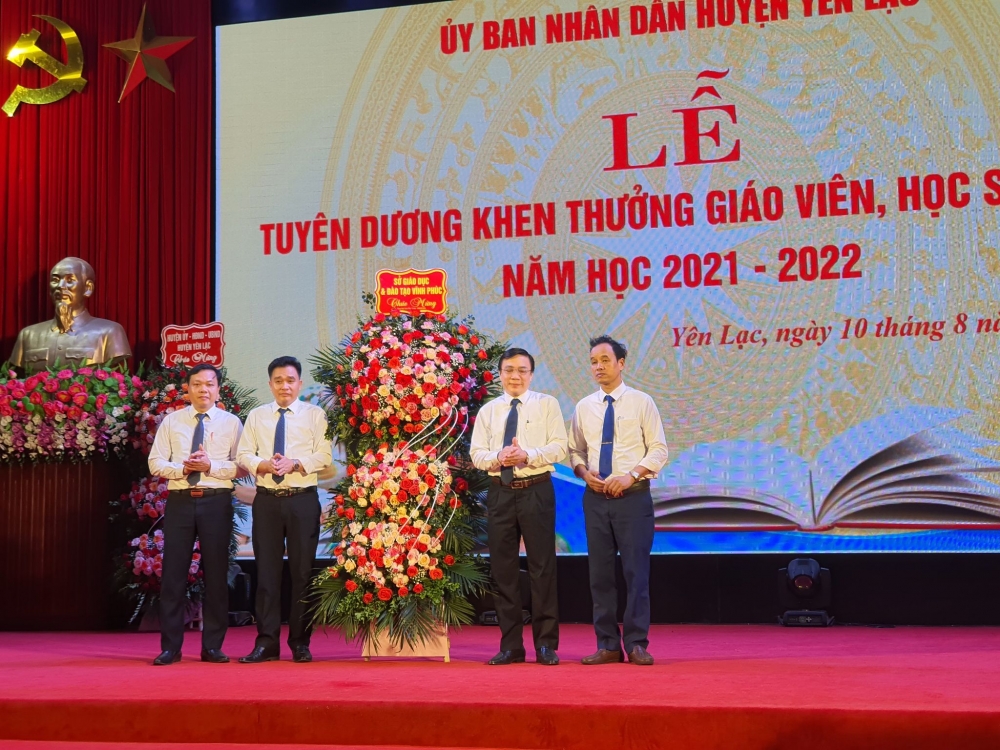 Sở GD&ĐT tặng hoa chức mừng ngành giáo dục huyện Yên Lạc