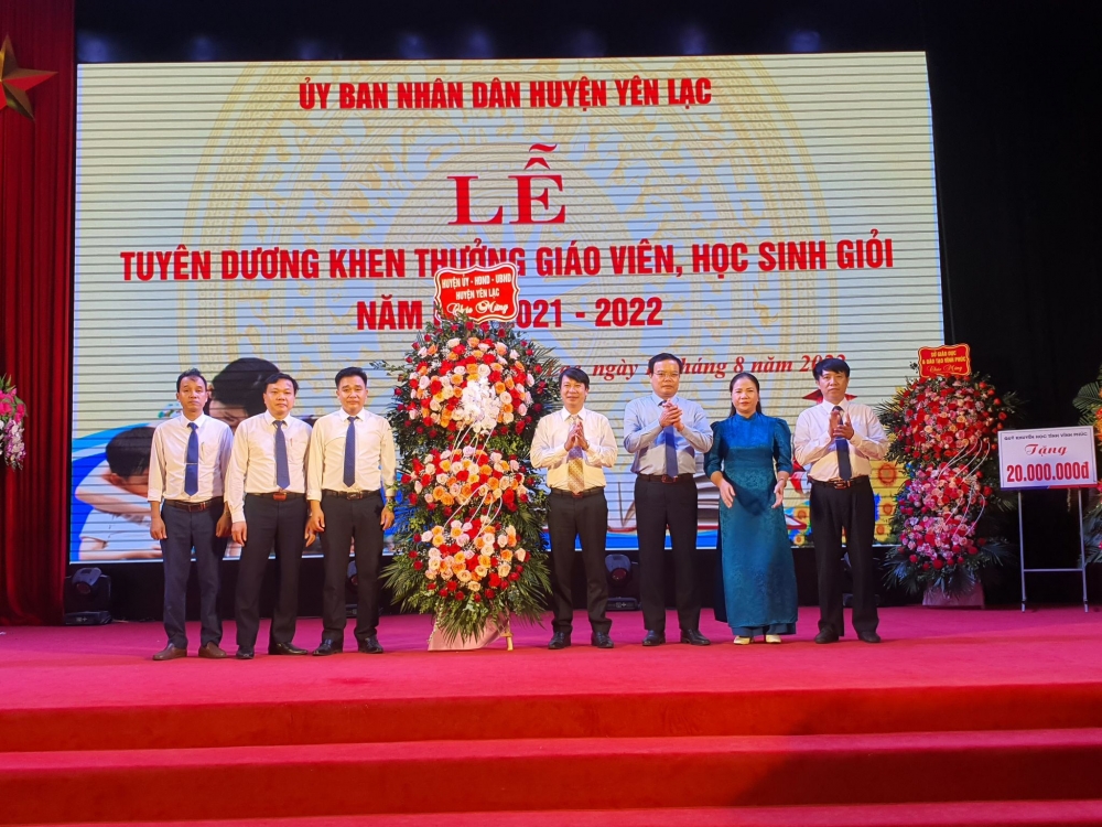 Lãnh đạo huyện Yên Lạc tặng hoa chức mừng ngành giáo dục huyện Yên Lạc