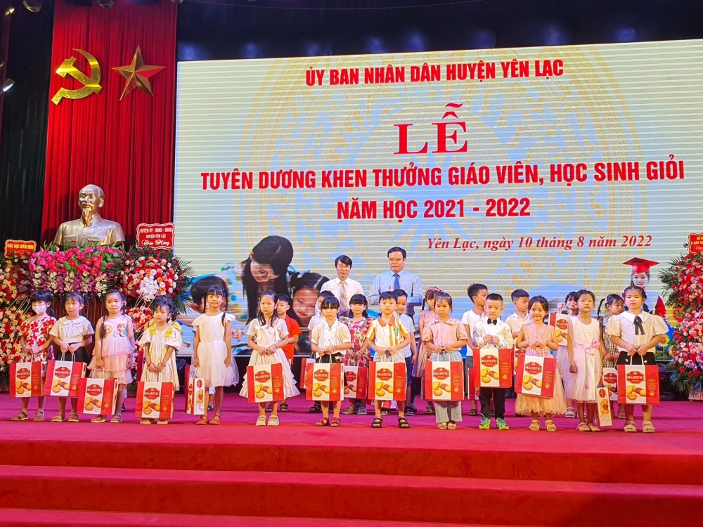 Yên Lạc (Vĩnh Phúc): Tuyên dương khen thưởng 141 học sinh, 12 giáo viên, học sinh giỏi