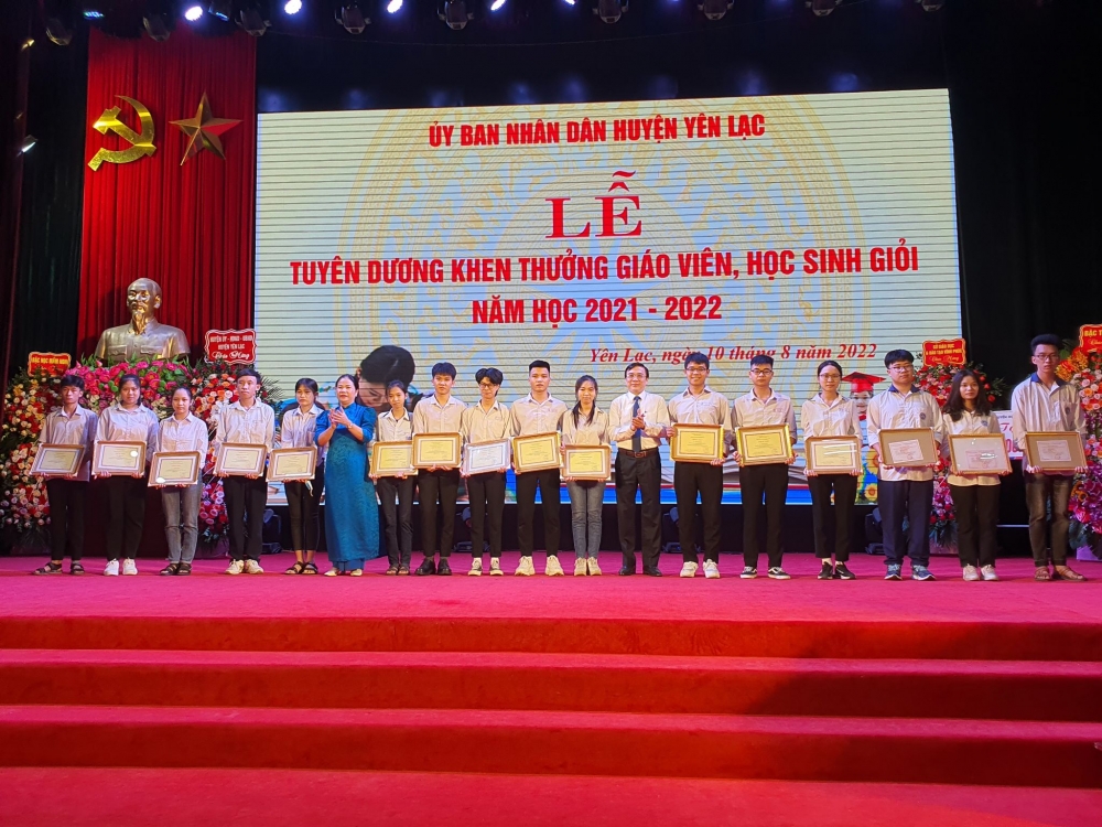 Phó Giám đốc Sở GD&ĐT và lãnh đạo huyện Yên Lạc trao quà cho các em học sinh