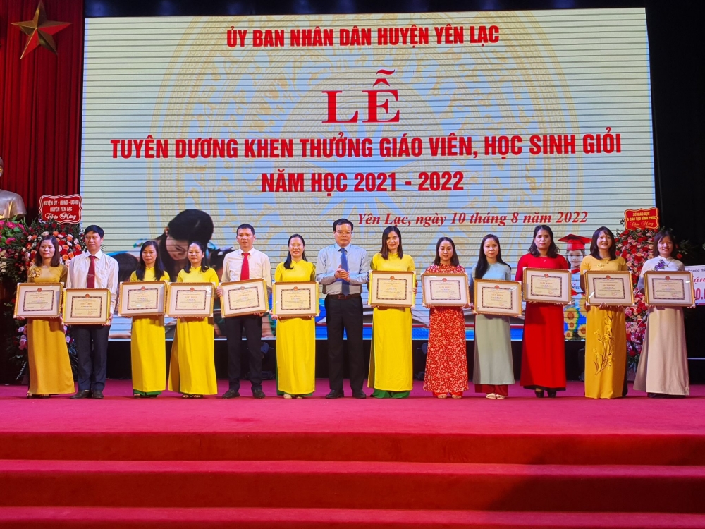 Chủ tịch UBND huyện Yên Lạc trao thưởng giáo viên 