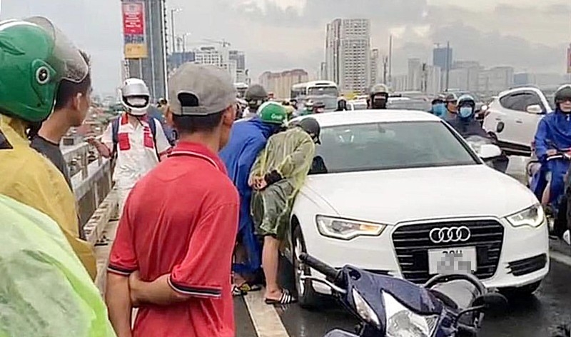 Người dân phát hiện chiếc xe Audi trên cầu Nhật Tân nhưng có người bên trong