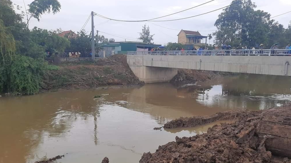 Nghệ An: Cháu bé ngã xuống kênh mất tích