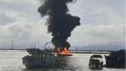Quảng Ninh: Xuồng chở dầu cháy dữ dội trên vùng biển Móng Cái