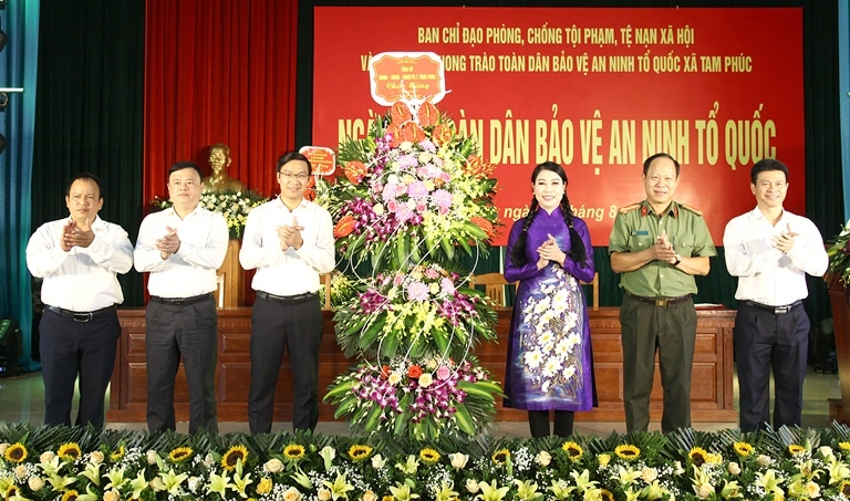 Vĩnh Phúc: Trao tặng 5 suất quà các gia đình có hoàn cảnh khó khăn trên địa bàn xã Tam Phúc