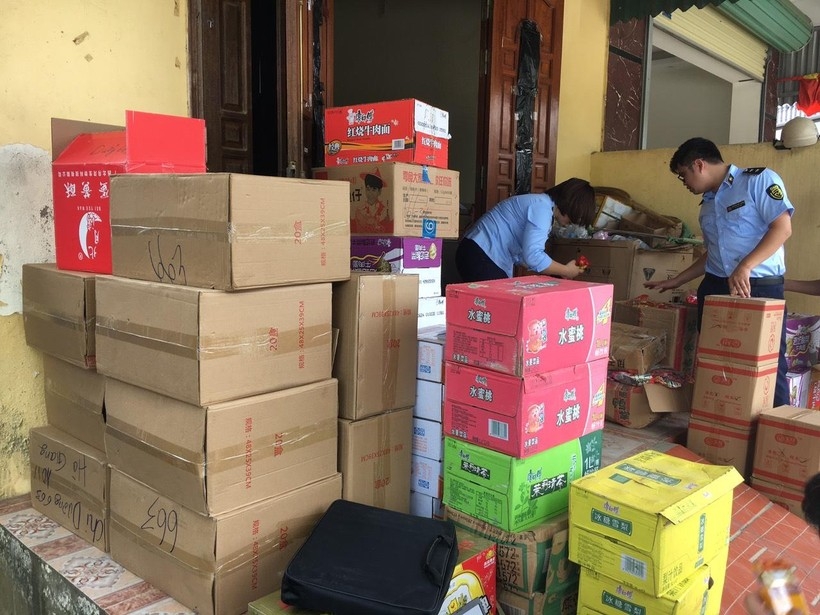 Lực lượng chức năng kiểm tra chi tiết hàng hóa. Ảnh: Cục QLTT tỉnh Hà Giang Lực lượng chức năng kiểm tra chi tiết hàng hóa. Ảnh: Cục QLTT tỉnh Hà Giang