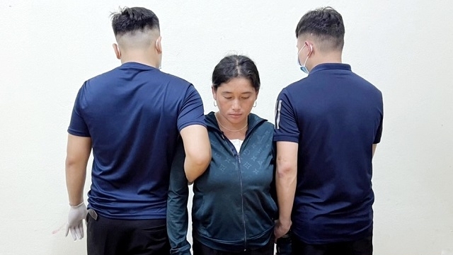 Lào Cai: Bắt thành công một đối tượng nữ giới vận chuyển trái phép 2 bánh heroin