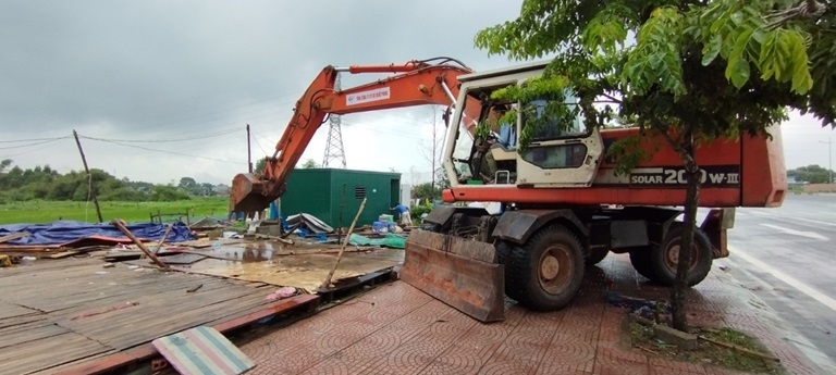 Nhiều lều quán kiên cố bằng khung thép, mái tôn được các lực lượng chức năng xã Thiện Kế tháo dỡ.