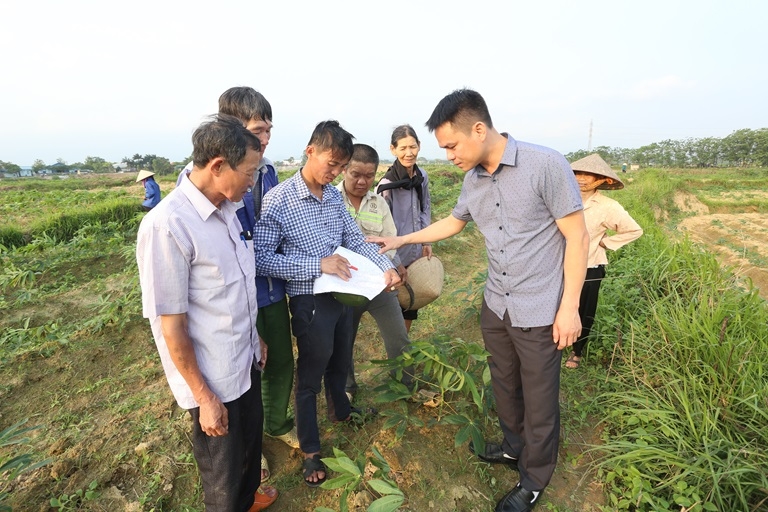 Cán bộ và người dân xã Sơn Lôi (Bình Xuyên) khẩn trương tiến hành kiểm đếm diện tích đất nông nghiệp tại KCN Sơn Lôi. Ảnh: Thế Hùng