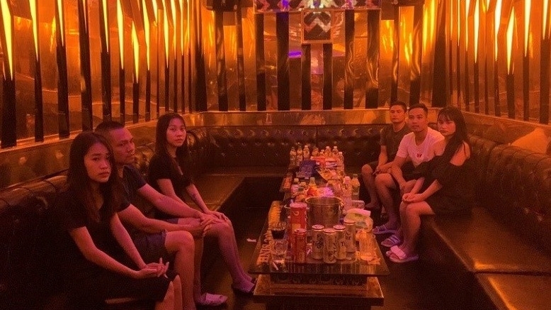 Lạng Sơn: Nhóm "nam thanh, nữ tú" tổ chức "tiệc" ma tuý tại quán karaoke Trúc Xinh