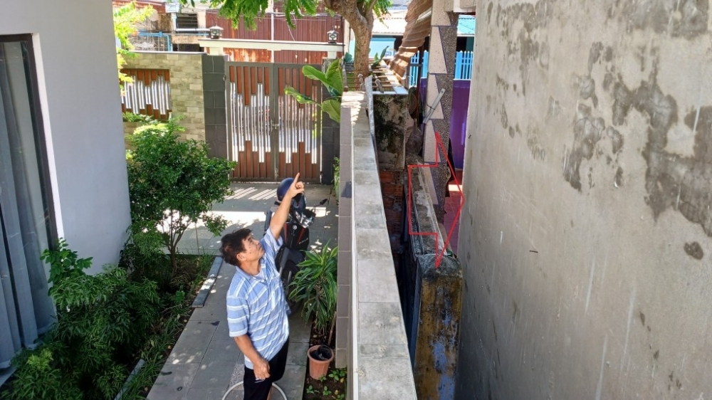 Đà Nẵng: Hàng xóm thân thiết kéo nhau ra tòa vì 1,6m2 đất tường rào?