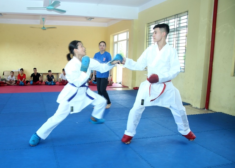 Các vận động viên luyện tập môn võ thuật chuẩn bị tham gia thi đấu đạt thành tích cao. Ảnh: Dương Chung