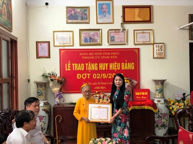 Thay mặt Thường trực Tỉnh ủy Vĩnh Phúc đồng chí Hoàng Thị Thúy Lan đã trao Huy hiệu 75 năm cho đồng chí Nguyễn Thị Thái sinh năm 1930, Huy hiệu 75 năm tuổi Đảng