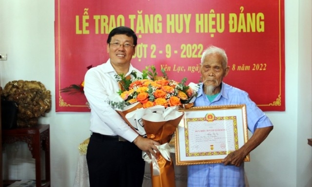 Phó Bí thư Tỉnh ủy, Chủ tịch UBND tỉnh Vĩnh Phúc Lê Duy Thành trao huy hiệu 70 năm tuổi Đảng cho đảng viên Nguyễn Văn Dỵ, xã Hồng Phương, huyện Yên Lạc