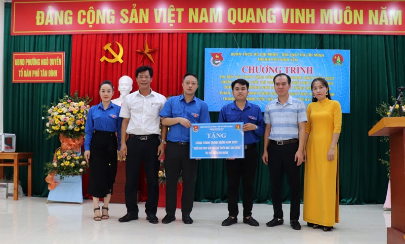 Thành Đoàn trao tặng Công trình “Điểm vui chơi giải trí 2.000 đồng”