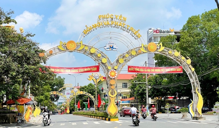 Đường phố Phúc Yên được trang hoàng rực rỡ chào mừng Ngày Quốc khánh 2/9. Ảnh: Trường Khanh