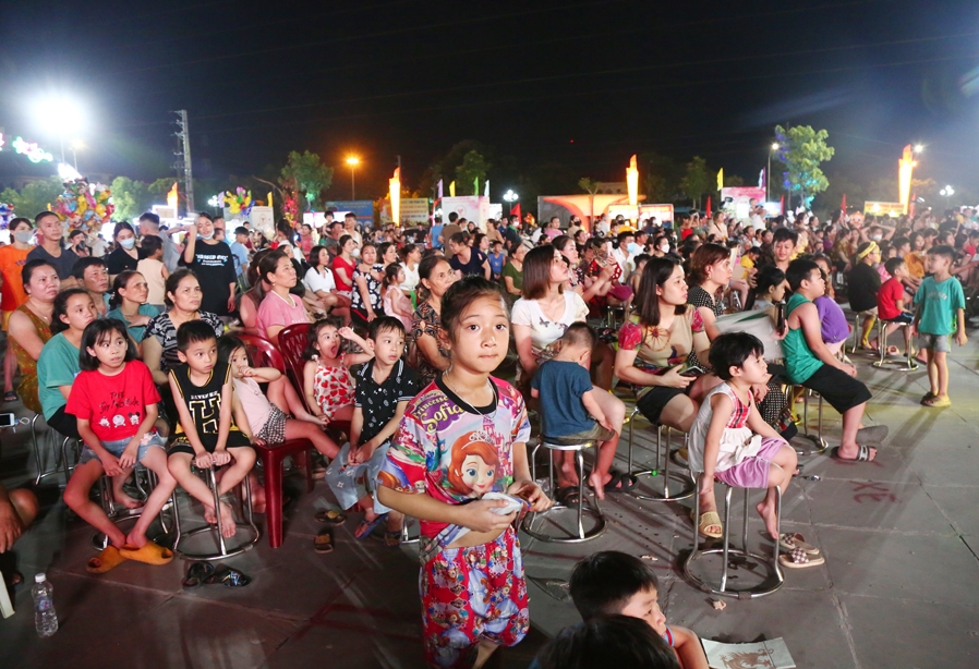 Đông đảo người dân đến tham dự lễ khánh thành và thưởng thức các tiết mục văn nghệ, hài đặc sắc tại chương trình