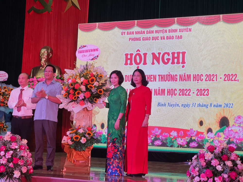 Vĩnh Phúc: Tuyên dương, khen thưởng, triển khai nhiệm vụ năm học 2022-2023