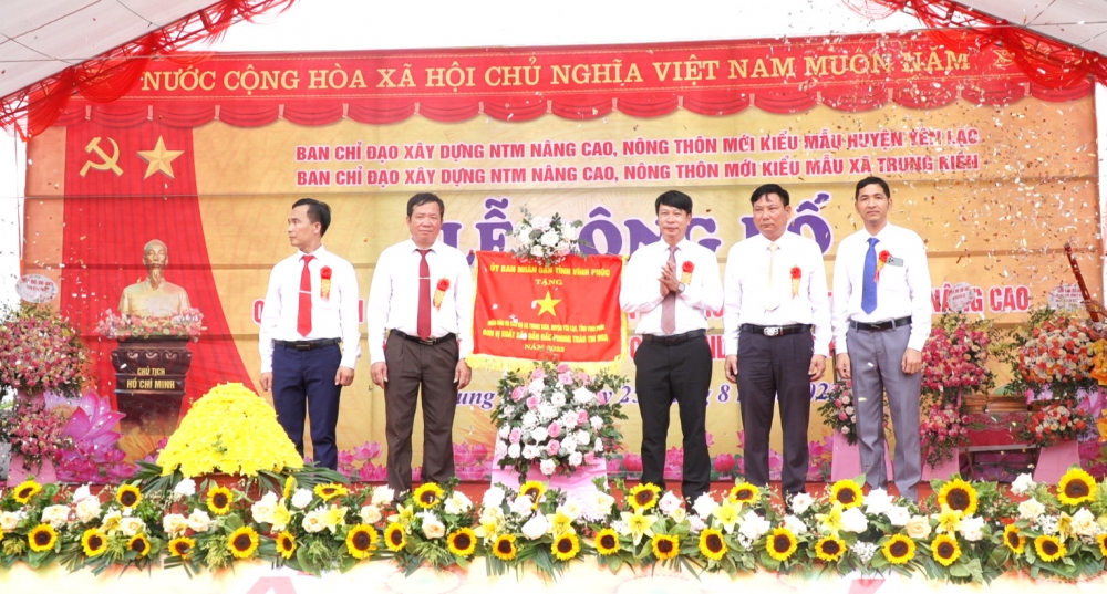 xã Trung Kiênđạt chuẩn xã nông thôn mới nâng cao năm 2022 và đón nhận Cờ thi đua của UBND tỉnh Vĩnh Phúc. 