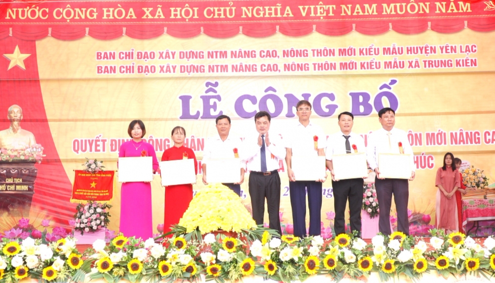 Chủ tịch UBND huyện Yên Lạc trao tặng tập thể thành tích xuất sắc 