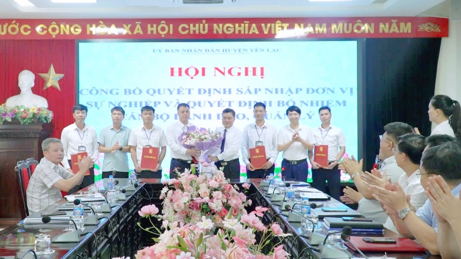 Huyện Yên Lạc: Công bố bổ nhiệm cán bộ và sáp nhập đơn vị sự nghiệp
