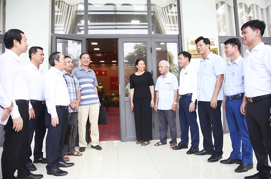 Đại biểu HĐND tỉnh khóa XVII với cử tri thành phố Vĩnh Yên. Đại biểu HĐND tỉnh khóa XVII với cử tri thành phố Vĩnh Yên.